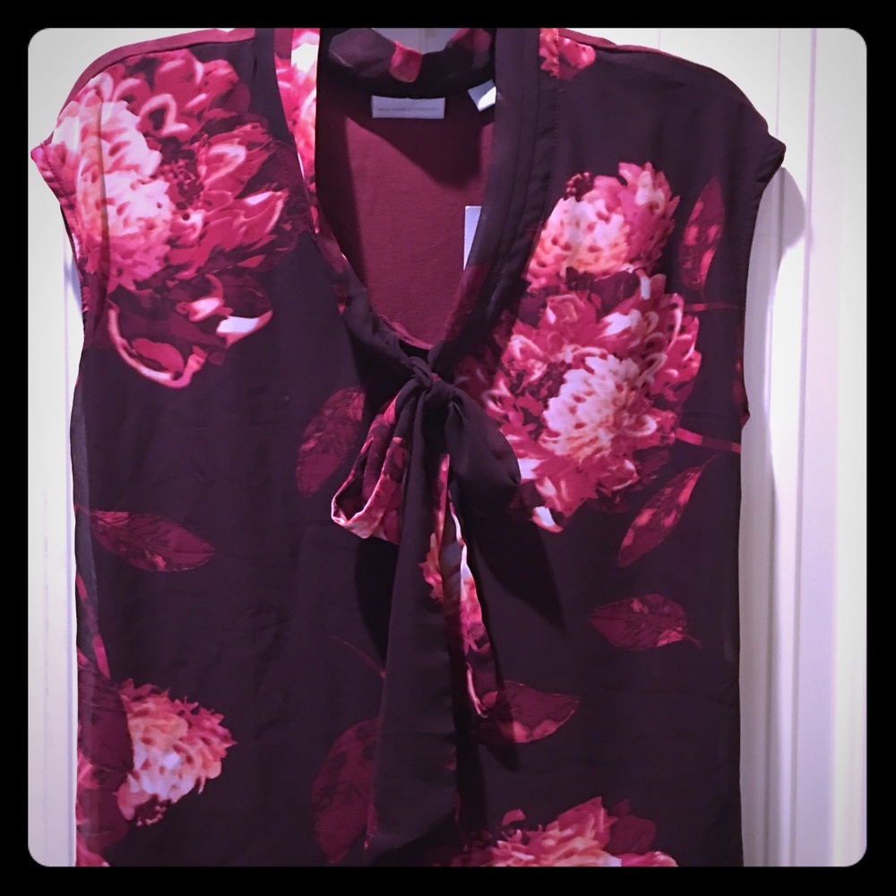 New York and Company sleeveless tie front shell.